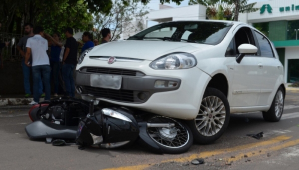 Cruzamento da Avenida Rio Branco com a Rua Fioravante Spósito é um dos pontos críticos do trânsito em Adamantina (Foto: Arquivo/Siga Mais).