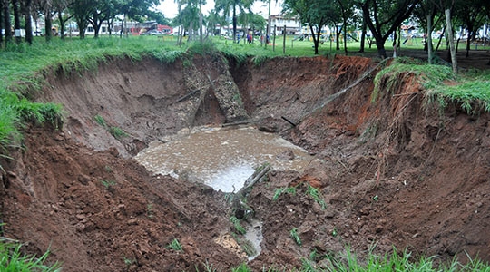 Chuvas ampliaram danos na estrutura do Parque dos Pioneiros (Foto: Natacha Dominato).
