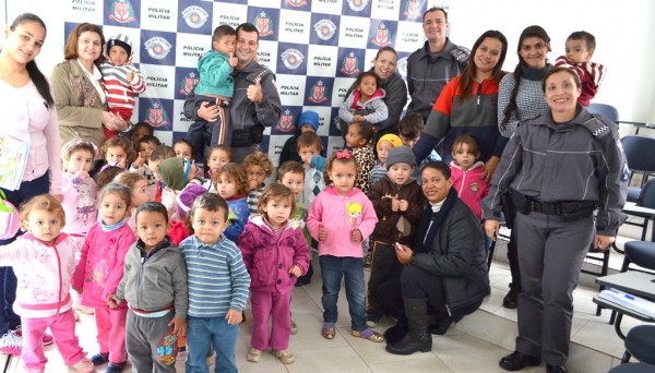 Crianças da EMEI Cantinho da Criança foram recebidas no quartel da Polícia Militar de Adamantina (Foto: Acácio Rocha).