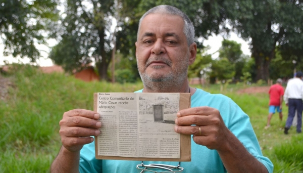 Presidente da Associação de Moradores, Felício Quinto Neto, exibe recorte de jornal com compromisso da Prefeitura, publicado em 2013, pela instalação de portões no Centro Comunitário (Foto: Acácio Rocha).