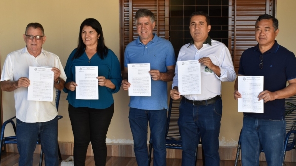 Prefeitos de Flórida Paulista, Osvaldo Cruz, Adamantina, Dracena e Mariápolis, na assinatura do termo aditivo (Da Assessoria/PMA).