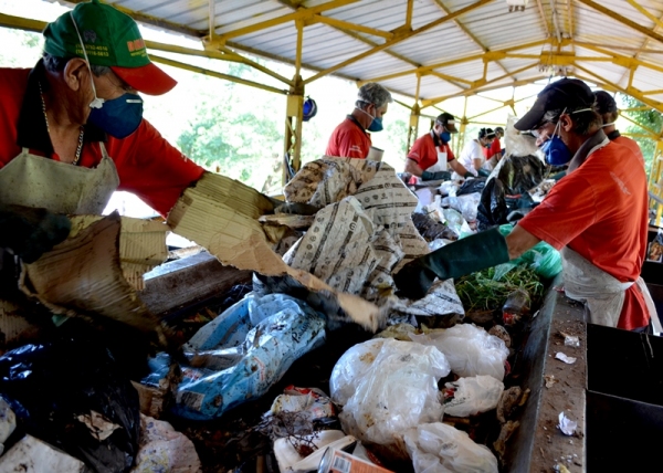 Funcionários da Usina realizam triagem do lixo que é transportado por esteira (Foto: Acácio Rocha).