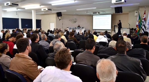 Auditório da FAI tomado por representantes dos municípios da região, jurisdicionados à Unidade Regional do TCE/SP de Adamantina (Foto: Acácio Rocha).