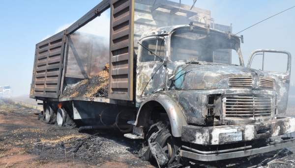 O caminhão e a carga de palha de amendoim, que estava sendo transportada, foram destruídos pelo fogo. (Fotos: Cristiano Nascimento)
