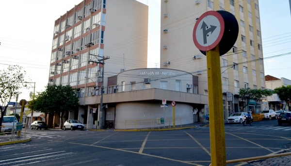 Rua Osvaldo Cruz voltará a ter mão única a partir desta terça, 19, informa a Prefeitura. Na foto, cruzamento da Osvaldo Cruz com a Avenida Rio Branco (Imagem: Acácio Rocha).