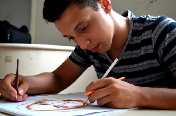 Alexandre Queiroz é autodidata nos traços, cores, formas e estilo, e abre-se para novas oportunidades que possam dar visibilidade ao seu talento e capacidade (Foto: Acácio Rocha).