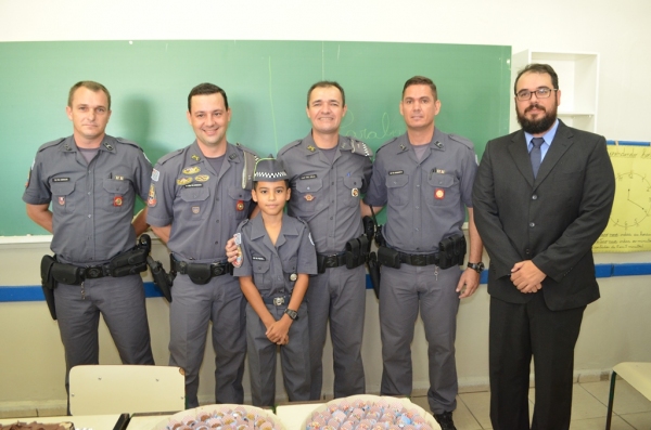 Estudante é surpreendido e recebe homenagem em sala de aula, pelo seu aniversário. (Foto: Siga Mais)