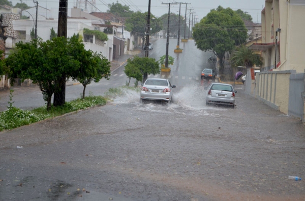 Chuva na Avenida Deputado Cunha Bueno, defronte a Acrea (Foto: Acácio Rocha).