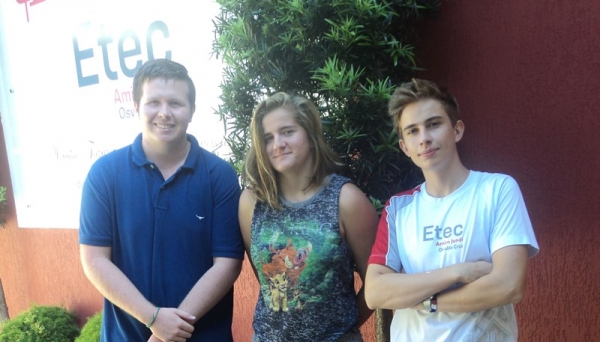 Intercambistas vindos dos Estados Unidos, França e Austrália, em programas do Rotary, estudam em Osvaldo Cruz (Foto: Divulgação).