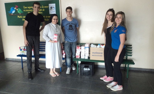 Arrecadação de leite, com trote solidário, foi entregue ao Berçário Cantinho Dona Alice, de Osvaldo Cruz (Foto: Cedida).