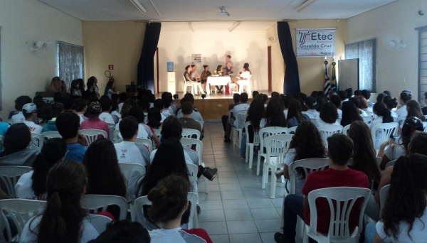Teatro é usado como recurso para aprendizado e sensibilização dos estudantes (Foto: Cedida).