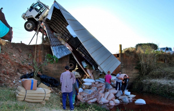 Caminhão carregado ficou suspenso ao passar sobre a ponte, em estrada rural de Osvaldo Cruz (Fotos: Rádio Metrópole / Portal Metrópole / Cristiano Nascimento).