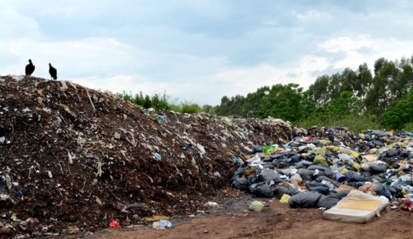 Aterro de Adamantina opera irregularmente e licitação pretende dar destinação correta ao lixo, com novos custos ao Município (Foto: Acácio Rocha).