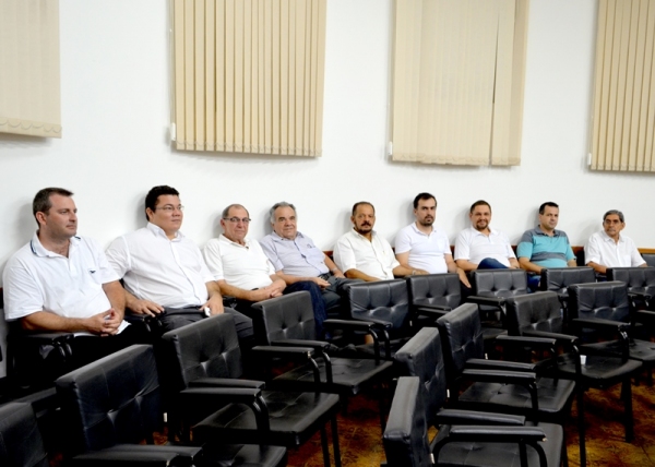 Membros da Loja Maçônica Estrela presentes à Sessão da Câmara Municipal: Bruno Zanandrea, Jairo do Nascimento Junior, José Maria Haddad, Osvaldo Marcheti, José Antônio Martins, Rogério Dantas Pereira, Ricardo Haddad, Douglas César R. Marcheti e Antônio Nunes Alvarenga (Foto: Acácio Rocha).