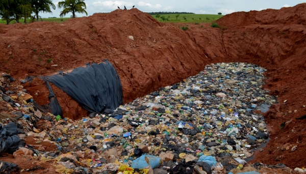 Aterro sanitário de Adamantina, em setembro de 2015 (Foto: Acácio Rocha).
