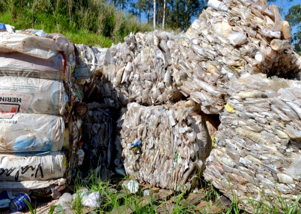 Coleta seletiva agrega valor comercial ao lixo reciclável e reduz danos ambientais. Na imagem, fardos de plástico triados pela Usina de Lixo de Adamantina (Foto: Acácio Rocha).