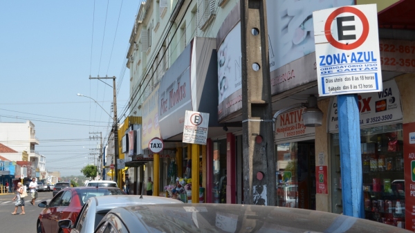 Proposta isenta cobrança de zona azul para idosos e deficientes, em veículos estacionados nas vagas preferenciais (Arquivo: Siga Mais).