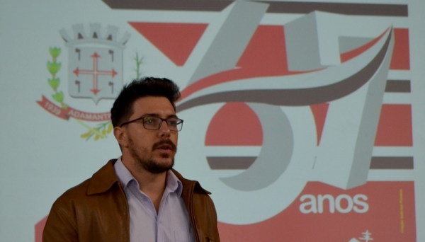 Rafael Teixeira, diretor de cultura, expõe sobre a programação dos 67 anos de Adamantina (Foto: Acácio Rocha).