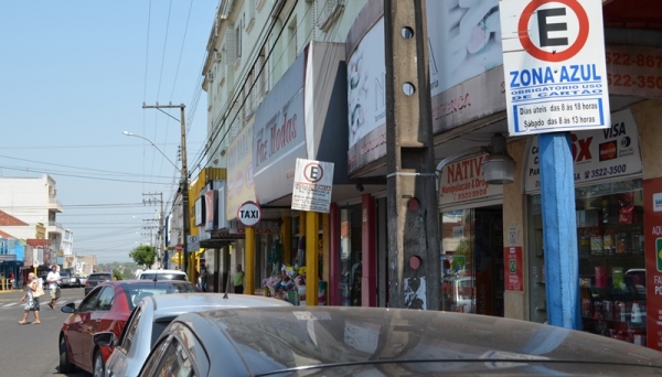 Não uso do cartão de zona azul na área central poderá gerar multas ao motorista (Foto: Arquivo).