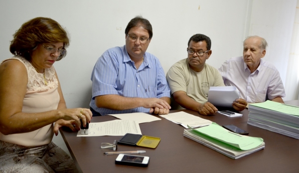 Presidente da Câmara recebe relatório final entregue pelos membros da CIP, com investigação sobre o prefeito Ivo Santos (Foto: Acácio Rocha).