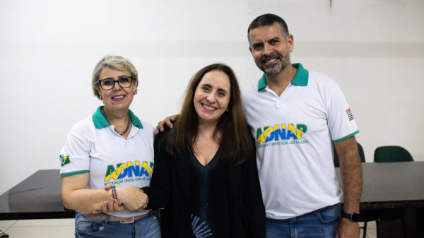 Deputada Adriana Ventura (centro), a presidente da Adnap Vilma Guelsi, e o secretario de gabinete da Prefeitura de Adamantina, Wilson Alcantara (Cedida).
