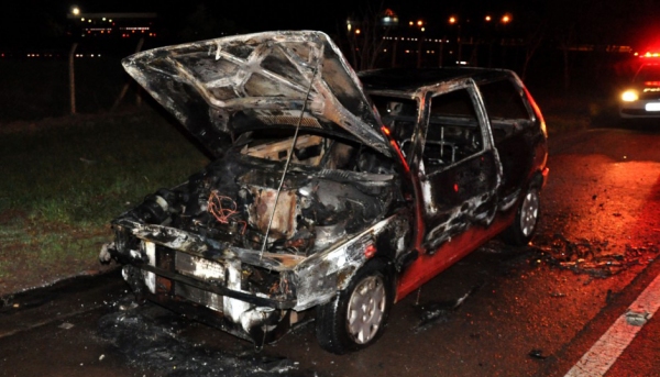 Carro ficou destruído com o incêndio, no trevo de Osvaldo Cruz (Fotos: Rádio Metrópole / Luanna Machado).