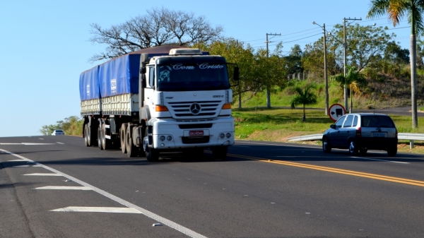 Auxílio vai atender caminhoneiros e taxistas afetados pela alta do preço dos combustíveis (Arquivo/Siga Mais).