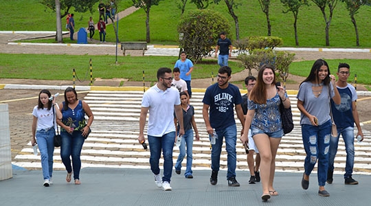 Candidatos adentram ao Bloco II, local de realização das provas (Foto: Maria Clara S. C. de Toledo).