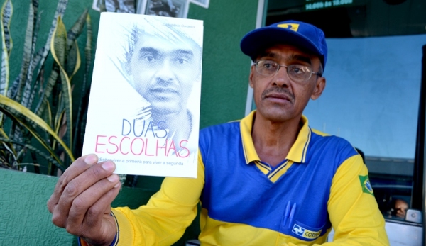 Superação é a palavra central da história de vida do carteiro Carlos Brás Cordeiro, que escreveu Duas Escolhas (Foto: Acácio Rocha).