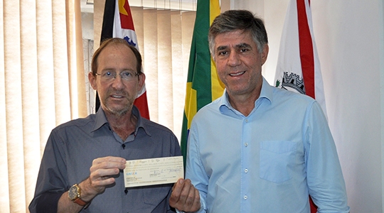 Prefeito Márcio Cardim recebe o valor de R$ 308.106,05 do presidente da Câmara, Eduardo Fiorillo (Da Assessoria).
