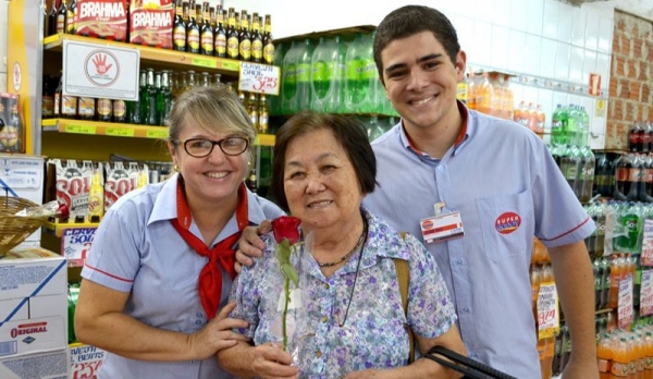 Mulheres foram homenageadas com flores e música ao vivo, na manhã de hoje, no Supermercado Godoy (Foto: Acácio Rocha).