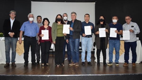 Representantes dos municípios e instituições envolvidas, na assinatura do convênio (Da Assessoria).