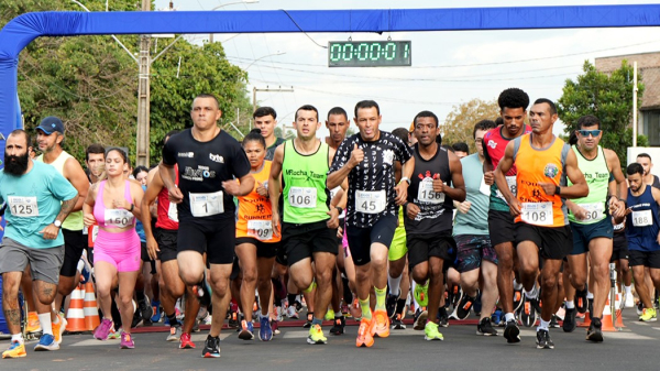 Largada da corrida, no Parque dos Pioneiros (Foto: L?lia Amara).