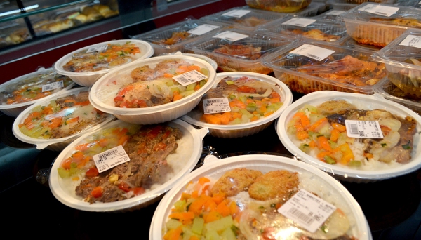 Novo serviço de marmitas e rotisseria está disponível no Supermercado Godoy (Foto: Maikon Moraes).