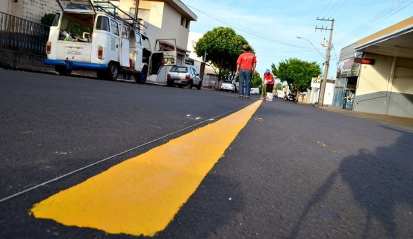 Homens da Prefeitura pinta faixa no centro da pista, hoje pela manhã, na Joaquim Nabuco. Para a pintura, trechos da via são interditados para trânsito de veículos (Foto: Acácio Rocha).