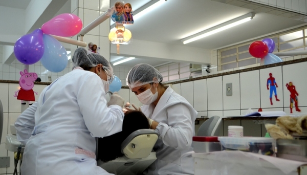 Clínica de odontologia da FAI recebe decoração temática, para a realização de atendimentos pediátricos (Foto: Acácio Rocha).