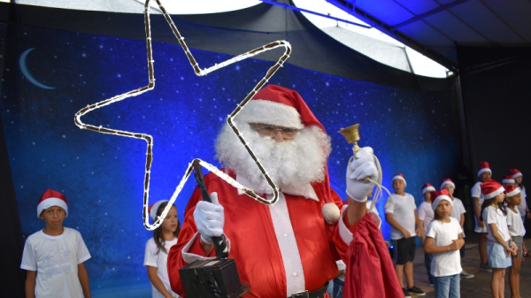 Papai Noel traz a Estrela de Luz, tradi??o que ocorre desde 2006 (Divulga??o/PMA).
