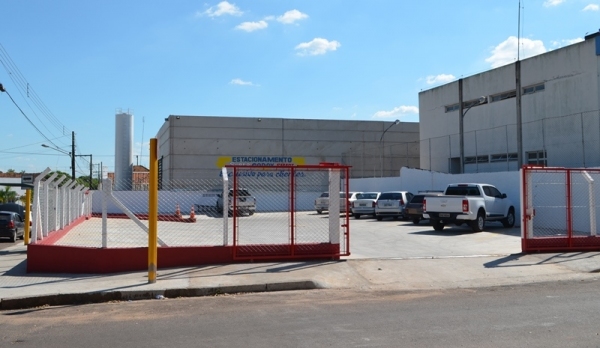 Estacionamento para cliente do Supermercado Godoy consta de um pátio pavimentado e alambrado, que garantem segurança e tranquilidade aos motoristas (Foto: Acácio Rocha).