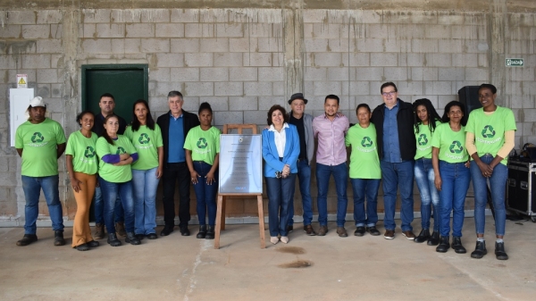 Autoridades e cooperados da Cooperativa de Catadores de Materiais Recicláveis, na inauguração do barracão (Divulgação/PMA).