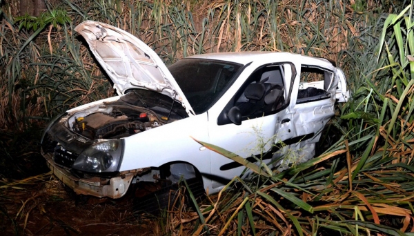 Renault Clio, envolvido no acidente que matou uma mulher e deixou dois feridos, na noite deste sábado (Fotos: FM Metrópole- Cristiano Nascimento).