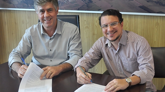 Prefeito Márcio Cardim e o reitor da UniFAI, prof. Dr. Paulo Sérgio da Silva assinando o acordo para execução do Programa de Eficiência Energética (Da Assessoria).