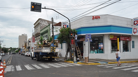 Departamento Municipal de Trânsito promoveu a substituição de dois controladores de tráfego no cruzamento da Avenida Rio Branco com a Avenida Santo Antônio e no cruzamento da Avenida Rio Branco com a Avenida Arno Kieffer (Da Assessoria).