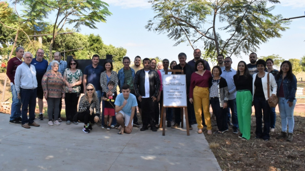 Autoridades, moradores do bairro e familiares da homenageada (Cedida/PMA).