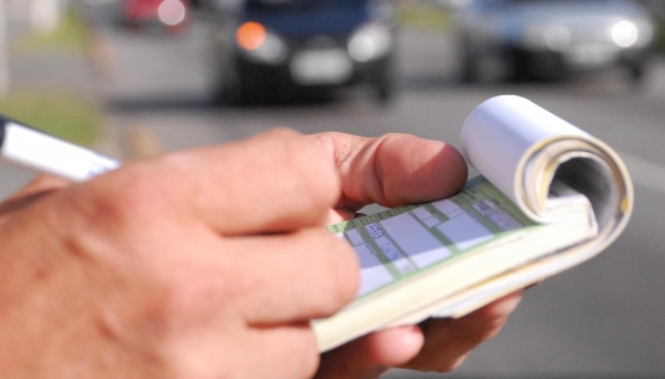 Parcelamento não ficará restrito a apenas uma multa. Ele poderá ser organizado para mais infrações, em parcelas ou no conjunto dos débitos que um motorista tenha em relação ao seu veículo com um departamento de trânsito (Foto: Detran/Fotos Públicas).