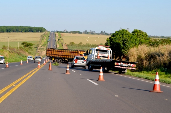Foto: Treco da SP-294 ficou com restrição de passagem de veículos, na tarde de ontem (20) (Foto: Acácio Rocha)