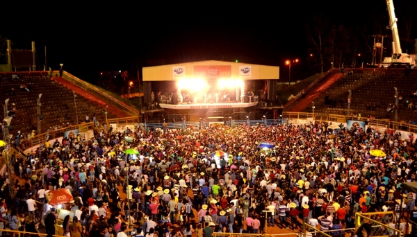 Durante o show de abertura, parte do público se concentrou na arena (Foto: Maikon Moraes).