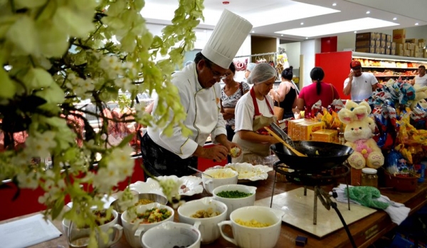 Chef produz pratos com sugestões para a Páscoa, e público pode degustar, no Supermercado Godoy (Foto: Acácio Rocha).