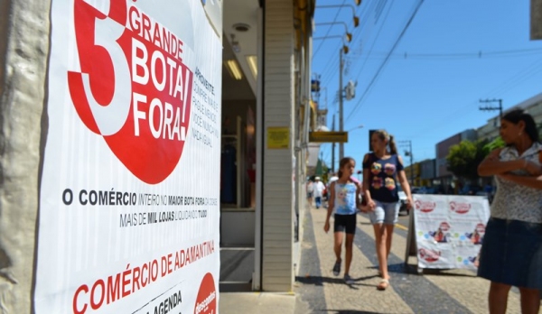Bota-Fora: Comércio segue aberto neste sábado até 16h