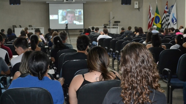 Público acompanha palestra de abertura no auditório (Imagem: Priscila Caldeira).