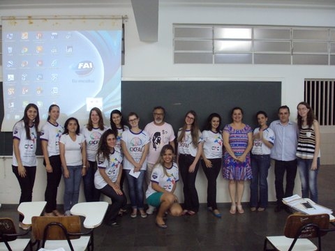Alunas dos cursos de Administração (VI Termo) e Publicidade & Propaganda (IV Termo) com os docentes Adilson Garcez e Sérgio Barbosa, bem como, Banca de Avaliação, Professoras Lilian Pacchione (Mestra) e Ieda Borges (Doutora) depois das apresentações dos trabalhos no CPCFAI (Foto: Cedida).
